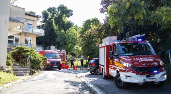 14.07.2025., Zagreb - Velika količina vode slila se s obližnjeg brda u dvorište i podrum Klinike za infektivne bolesti "Dr. Fran Mihaljević" u Rockefellerovoj ulici u Zagrebu jutros nešto iza šest sati. U međuvremenu voda je preusmjerena te nitko od pacijenata nije bio ugrožen. Pukla je cijev izvan klinike, voda se slijevala prema zgradi i potopila podrum šeste kuće te prostor garderobe.
 Photo: Mia Slafhauzer/PIXSELL