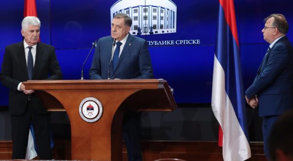 14.11.2024., Palata republike, Banja Luka (BiH) - Nakon sastanka predstavnika politickih stranaka partnera u vlasti na nivou BiH,  lideri SNSD-a Milorad Dodik, HDZ-a BiH Dragan Covic i SDP-a BiH Nermin Niksic odrzali su pres konferenciju. Photo: Dejan Rakita/PIXSELL