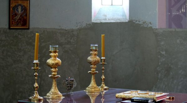 16.04.2020., Ocestovo - Manastir Svete Velikomucenice Nedelje u Ocestovu, nedaleko od Knina, jedan je od najmladjih manastira u Dalmaciji.Zbog velikog znacaja ove zavjetne crkve Eparhije dalmatinske, koja je kroz svoju povijest  vec postala mjesto hodocasca i poklonjenja, kako pravoslavnih tako i predstavnika drugih vjeroispovijesti,crkva Svete Velikomucenice Nedelje u Ocestovu proglasena je manastirom.rPhoto: Dusko Jaramaz/PIXSELL