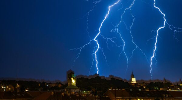 16.06.2019. Zagreb - Grmljavinsko nevrijeme iznad Zagreba  Photo: Josip Regovic/PIXSELL