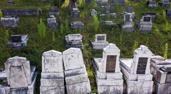 16.09.2020., Sarajevo, Bosna i Hercegovina - U jugozapadnom dijelu Sarajeva, u predjelu Kovacici i Debelo Brdo, smjesteno je Staro zidovsko groblje, iza praskog najveci zidovski sakralni kompleks, a istovremeno jedan od najvrijednijih  memorijalnih kompleksa u Europi. Groblje je staro oko 500 godina, a na njemu je ukupan i poznati bh. pisac Isak Samokovlija. Za vrijeme agresije na BiH, groblje se nalazilo na ratnoj liniji, te ga je Vojska Republike Srpske koristila za artiljerijske polozaje.rPhoto: Armin Durgut/PIXSELL