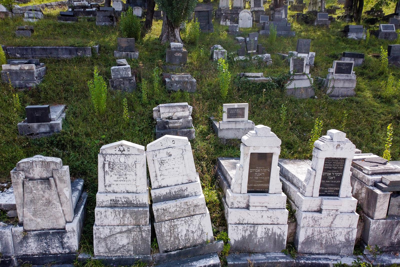 16.09.2020., Sarajevo, Bosna i Hercegovina - U jugozapadnom dijelu Sarajeva, u predjelu Kovacici i Debelo Brdo, smjesteno je Staro zidovsko groblje, iza praskog najveci zidovski sakralni kompleks, a istovremeno jedan od najvrijednijih  memorijalnih kompleksa u Europi. Groblje je staro oko 500 godina, a na njemu je ukupan i poznati bh. pisac Isak Samokovlija. Za vrijeme agresije na BiH, groblje se nalazilo na ratnoj liniji, te ga je Vojska Republike Srpske koristila za artiljerijske polozaje.rPhoto: Armin Durgut/PIXSELL