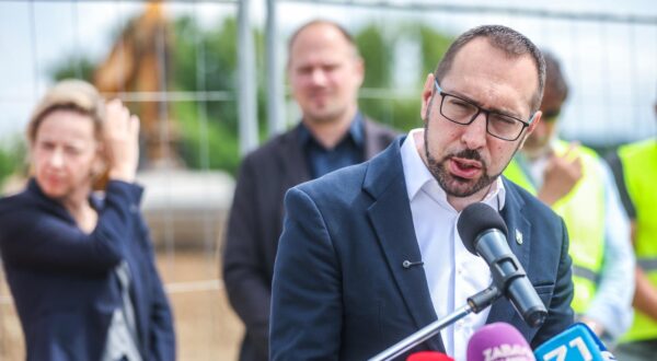 17.06.2025., Zagreb - Zapoceli radovi na produzetku ulice Klin u Gornjoj dubravi. Gradonacelnik Tomasevic sa suradnicima obisao je gradiliste i odrzao redovitu konferenciju za medije. Photo: Slavko Midzor/PIXSELL