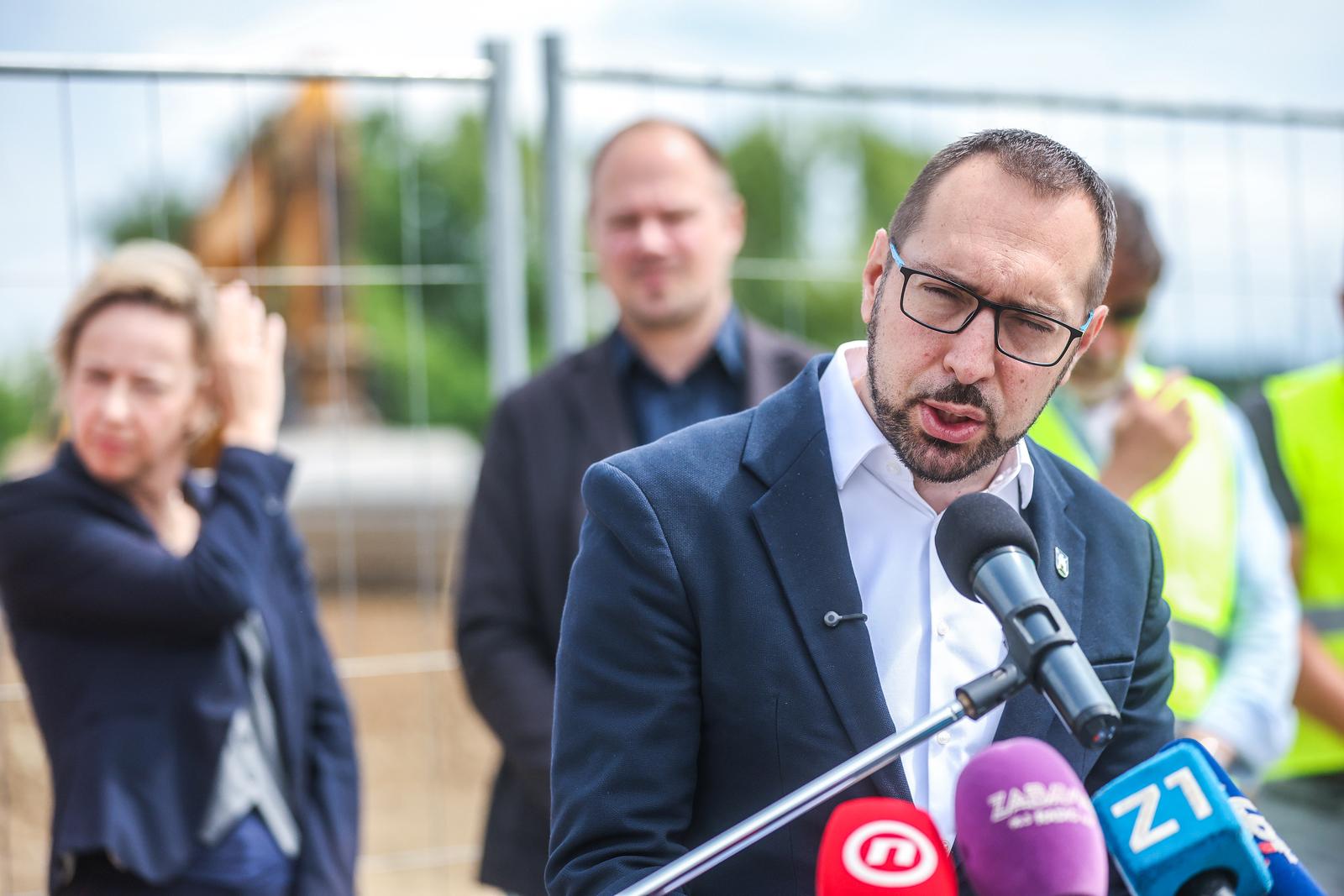 17.06.2025., Zagreb - Zapoceli radovi na produzetku ulice Klin u Gornjoj dubravi. Gradonacelnik Tomasevic sa suradnicima obisao je gradiliste i odrzao redovitu konferenciju za medije. Photo: Slavko Midzor/PIXSELL