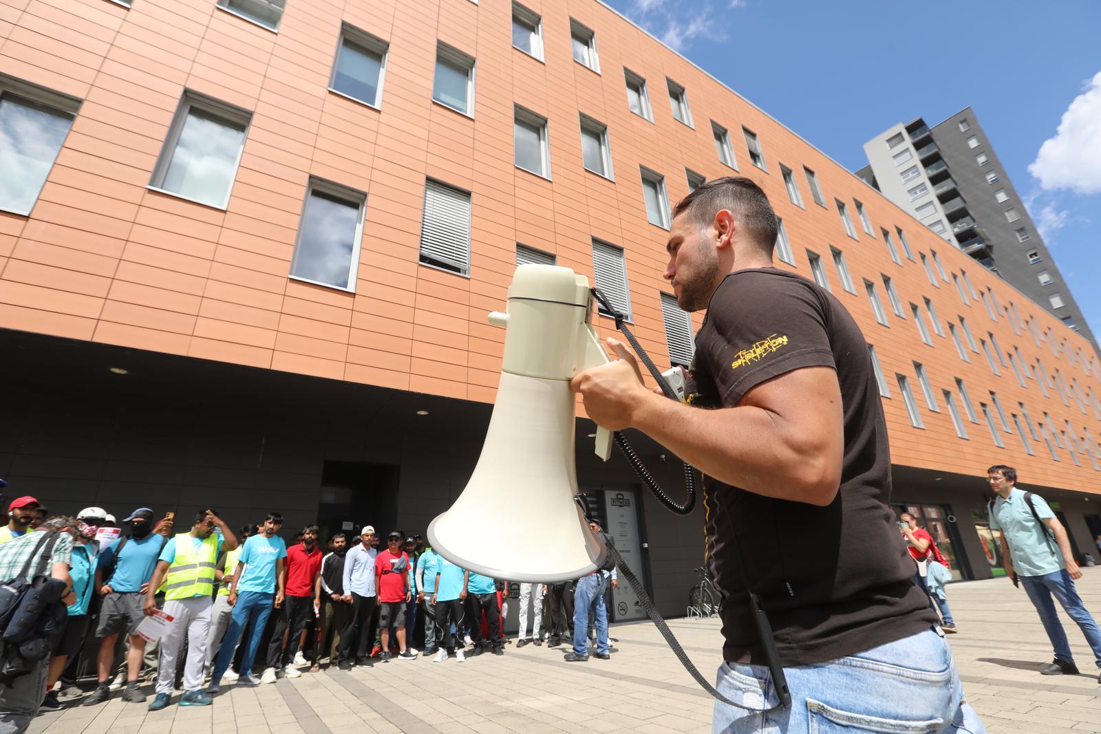 17.07.2025., Zagreb - Nezadovoljni radnici Wolta koji sudjeluju u prosvjedu u organizaciji Novog sindikata ispred sredista Wolta u Kuzmeniskoj ulici Photo: Robert Anic/PIXSELL