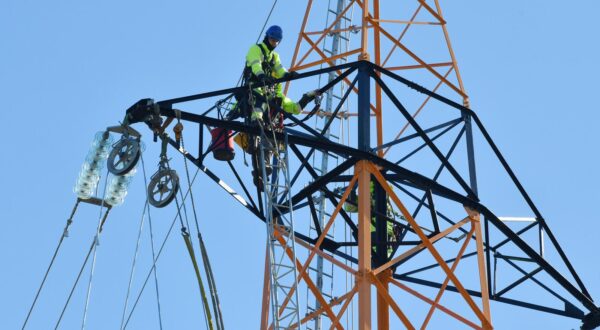 18.03.2025., Sibenik - Radovi na dalekovodu i energetskoj mrezi. Photo: Hrvoje Jelavic/PIXSELL