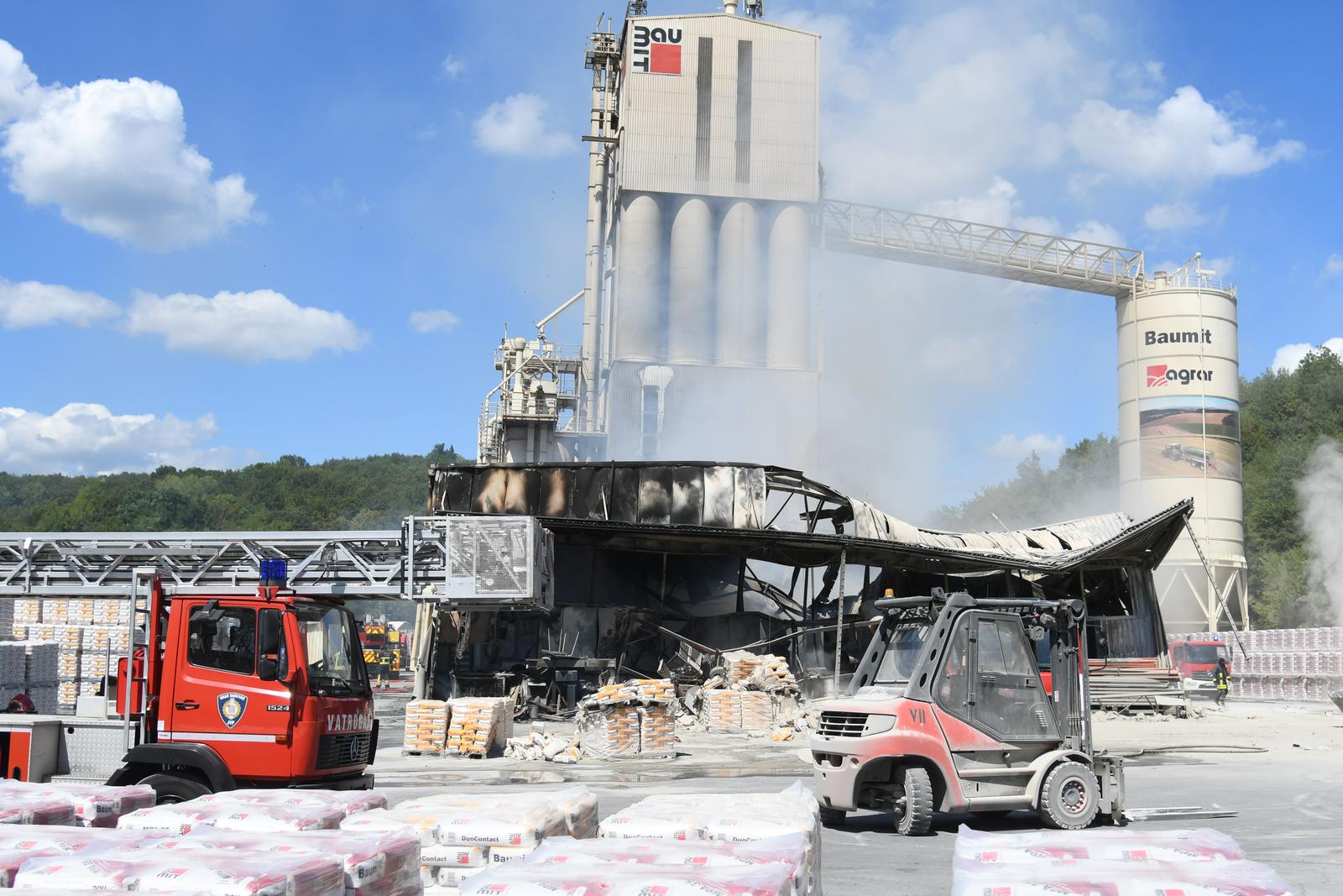 18.07.2025., Sirac - U tvornici gradjevinskog materijala Baumit u Siracu, mjestu u Bjelovarsko-bilogorskoj zupaniji, u petak prijepodne buknuo je pozar, gase ga vatrogasci iz Daruvara i okolnih mjesta Photo: Damir Spehar/PIXSELL