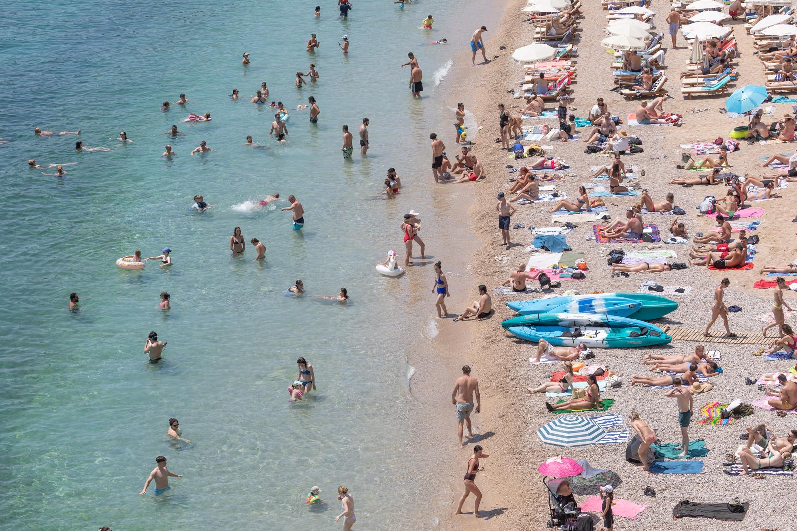 19.06.2025., Dubrovnik - Plaze pune kupaca i turisticka guzva.
 Photo: Grgo Jelavic/PIXSELL