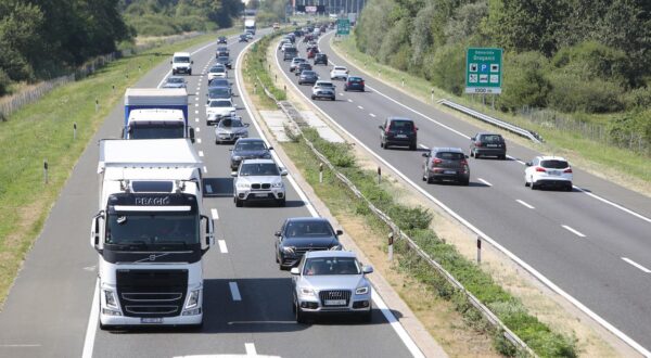 21.07.2025., Karlovac - Gust promet u oba smijera na autocesti A1 izmedu Zagreba i Karlovca kod odmorista Draganic. Photo: Kristina Stedul Fabac/PIXSELL