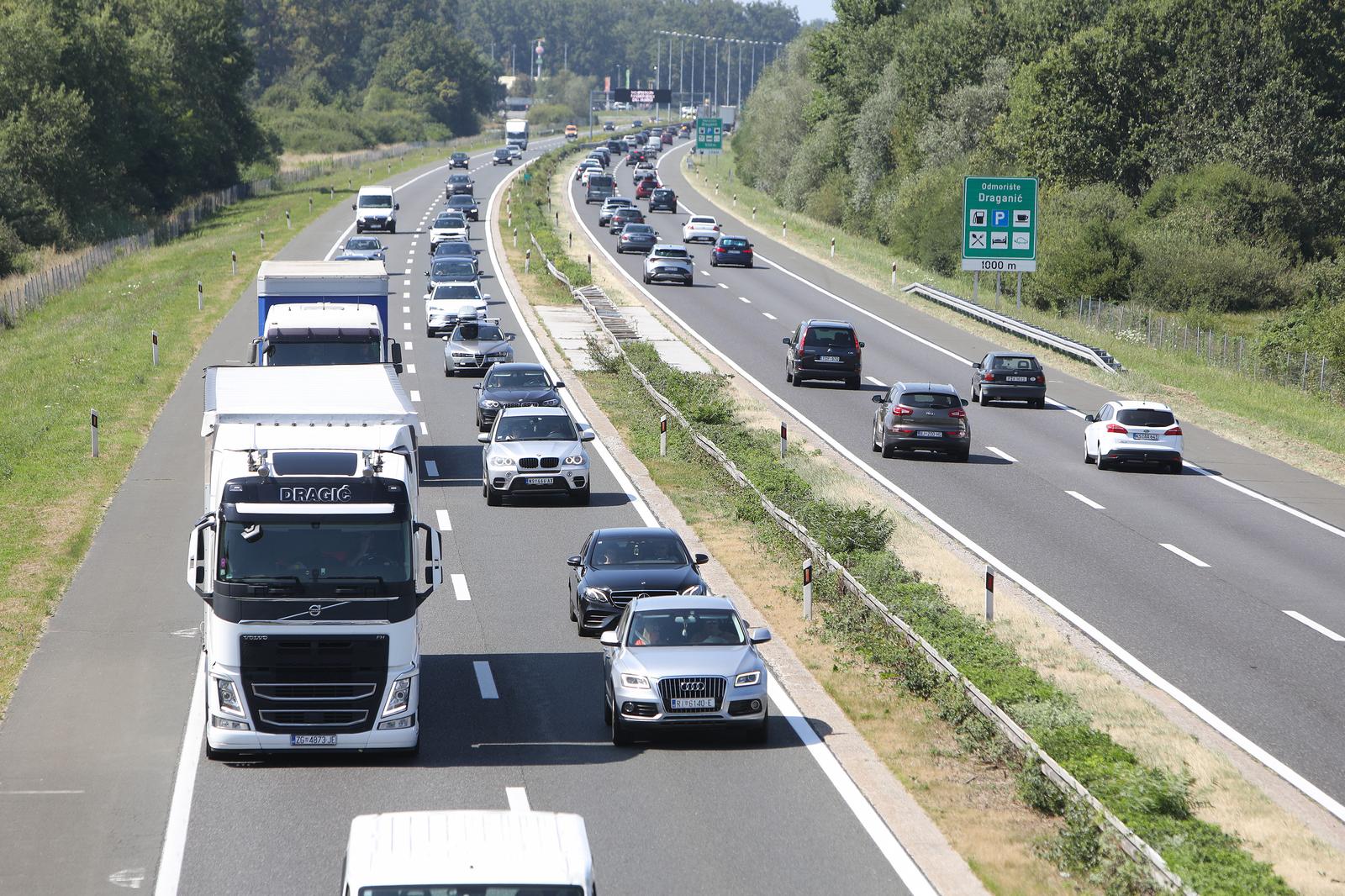 21.07.2025., Karlovac - Gust promet u oba smijera na autocesti A1 izmedu Zagreba i Karlovca kod odmorista Draganic. Photo: Kristina Stedul Fabac/PIXSELL