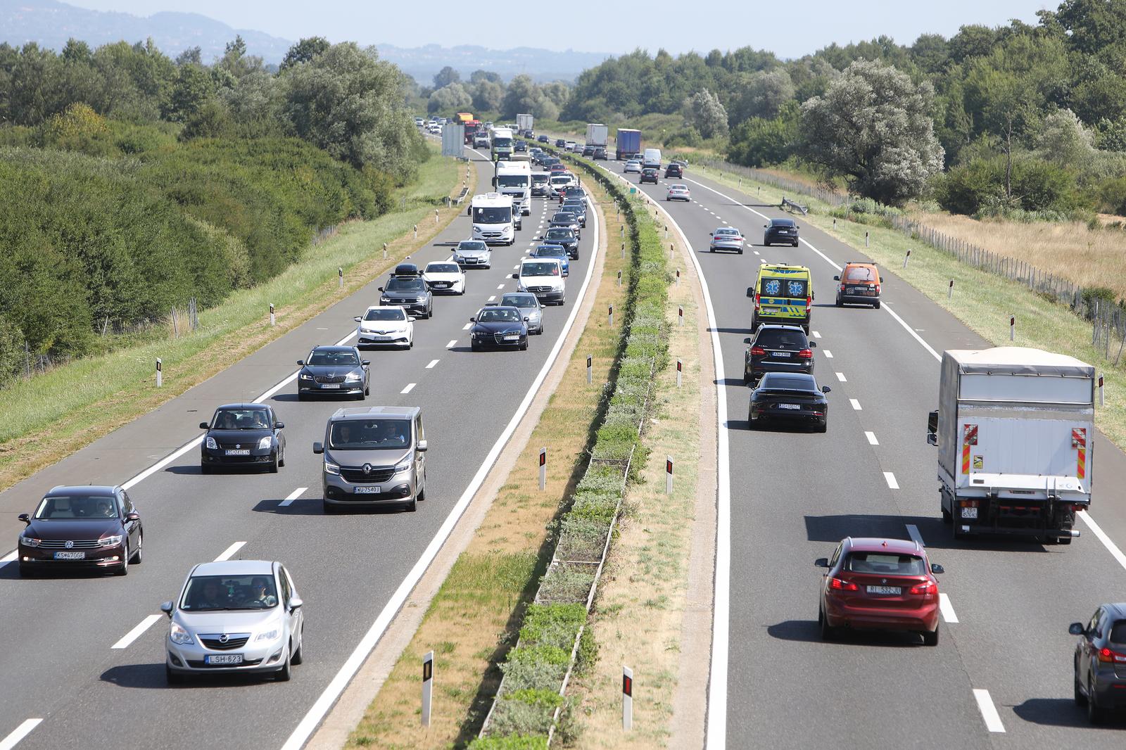21.07.2025., Karlovac - Gust promet u oba smijera na autocesti A1 izmedu Zagreba i Karlovca kod odmorista Draganic. Photo: Kristina Stedul Fabac/PIXSELL