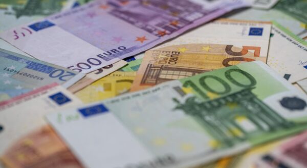 21.01.2022., Zagreb - Od 1. sijecnja 2023. godine, prema planu Vlade, platezno sredstvo u Hrvatskoj postat ce euro, a Hrvatska ce postati 20. clanica eurozone. Kuna ce time, nakon 28 godina koristenja, otici u povijest, dok ce hrvatski gradjani i sluzbeno postati korisnici eura. Ilustracija prelaska kune na euro. Photo: Igor Kralj/PIXSELL