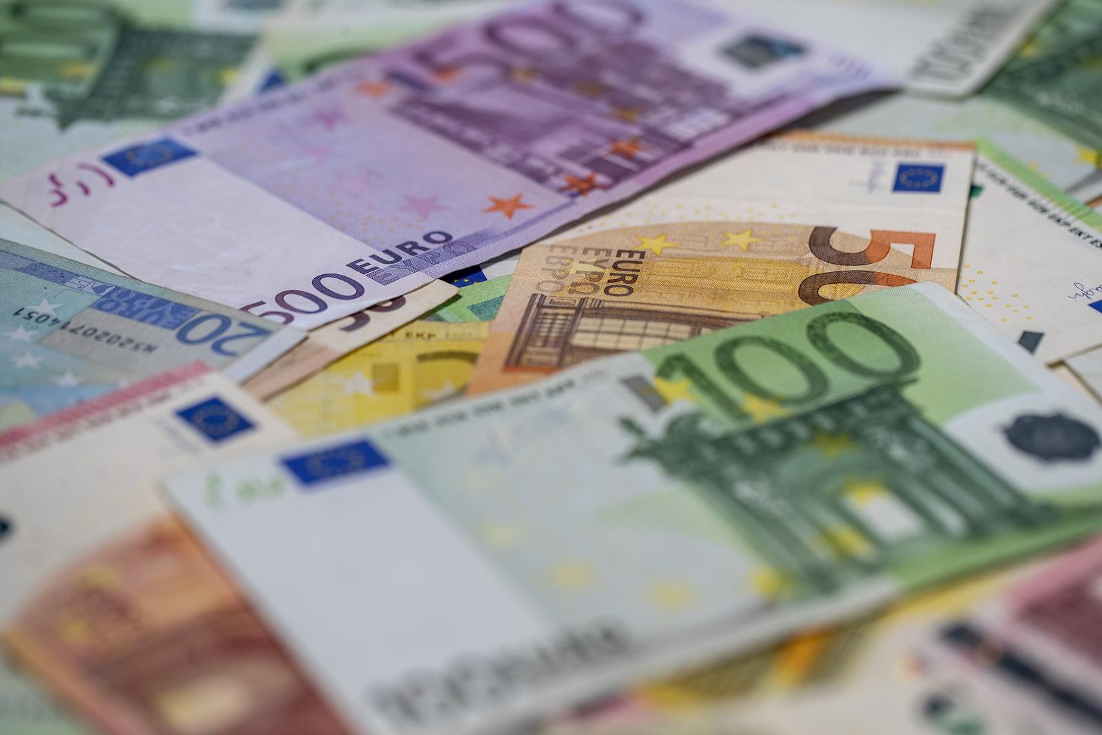 21.01.2022., Zagreb - Od 1. sijecnja 2023. godine, prema planu Vlade, platezno sredstvo u Hrvatskoj postat ce euro, a Hrvatska ce postati 20. clanica eurozone. Kuna ce time, nakon 28 godina koristenja, otici u povijest, dok ce hrvatski gradjani i sluzbeno postati korisnici eura. Ilustracija prelaska kune na euro. Photo: Igor Kralj/PIXSELL