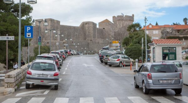 23.01.2018., Dubrovnik -  Kandidacijska lista grupe biraca Srdj je Grad, ne slaze se s Prijedlogom odluke o izmjenama i dopunama Odluke o organizaciji i nacinu naplate i kontrole parkiranja u Gradu Dubrovniku, koji ce biti predstavljen na 8. sjednici Gradskog vijeca te su uputili svoje nezadovoljstvo konstruiranjem takve Odluke Na dnevnom redu 8. sjednice Gradskog vijeca Grada Dubrovnika kao 11. tocka nalazi se Prijedlog odluke o izmjenama i dopunama Odluke o organizaciji i nacinu naplate i kontrole parkiranja u Gradu Dubrovniku.rPhoto: Grgo Jelavic/PIXSELL