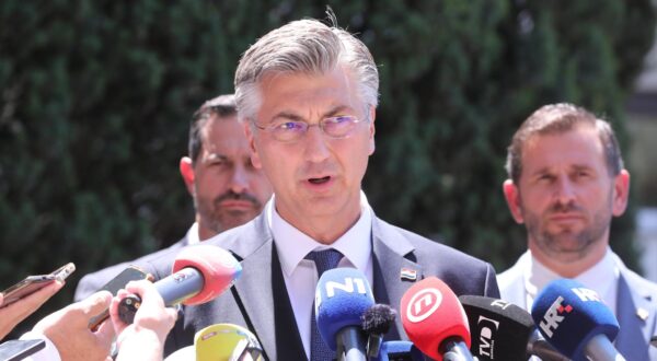 23.07.2025.,Split-Premijer Andrej Plenkovic sa suradnicima  posjetio Splitsko-dalmatinsku zupaniju kojom prigodom su potpisani ugovori za rekonstrukciju Hata sv Petra i putnickog terminala u Divuljama i urucena sredstva za cetri opcine s podrucja zupanije. Photo: Ivo Cagalj/PIXSELL