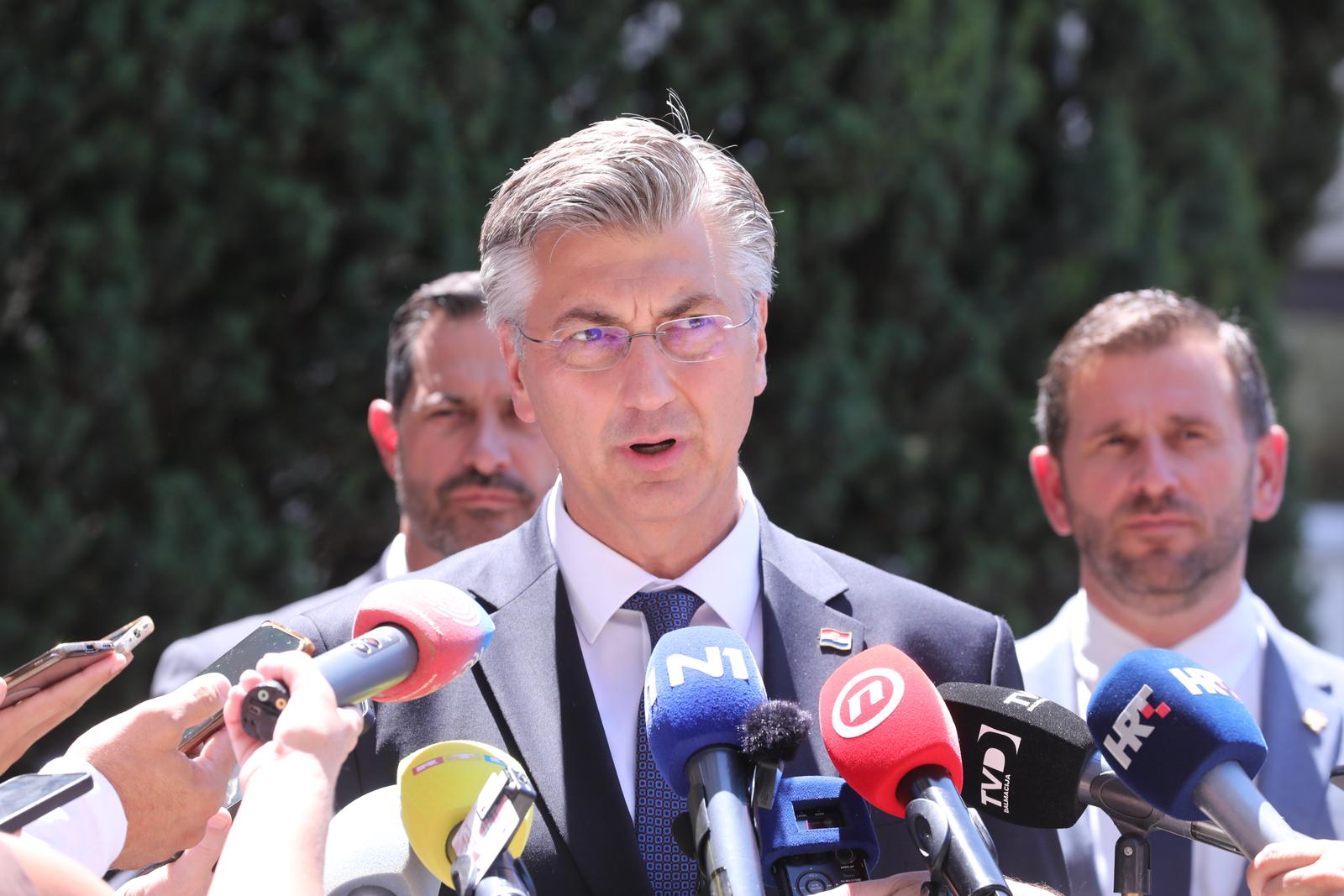 23.07.2025.,Split-Premijer Andrej Plenkovic sa suradnicima  posjetio Splitsko-dalmatinsku zupaniju kojom prigodom su potpisani ugovori za rekonstrukciju Hata sv Petra i putnickog terminala u Divuljama i urucena sredstva za cetri opcine s podrucja zupanije. Photo: Ivo Cagalj/PIXSELL