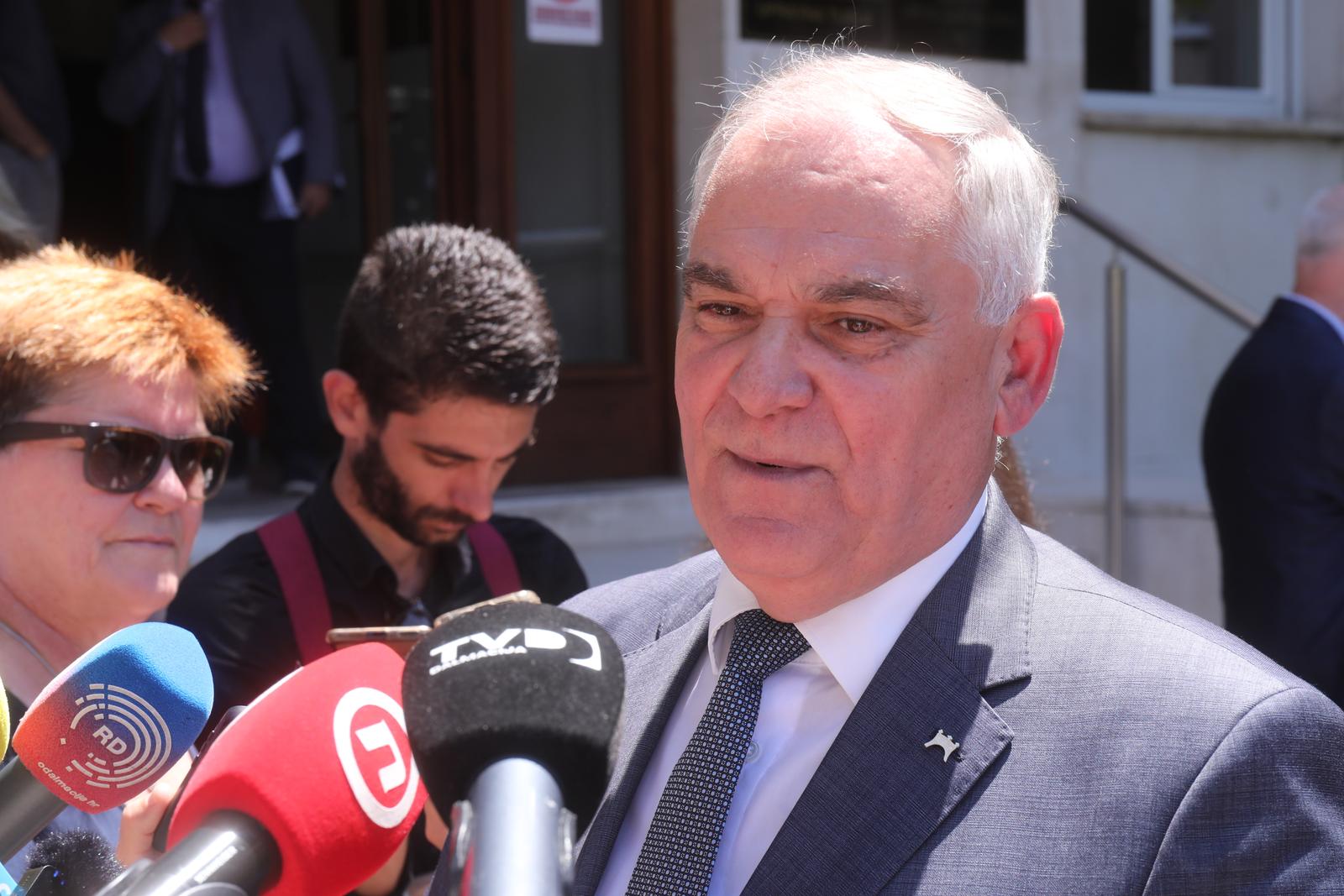 23.07.2025.,Split-Premijer Andrej Plenkovic sa suradnicima  posjetio Splitsko-dalmatinsku zupaniju kojom prigodom su potpisani ugovori za rekonstrukciju Hata sv Petra i putnickog terminala u Divuljama i urucena sredstva za cetri opcine s podrucja zupanije. Photo: Ivo Cagalj/PIXSELL