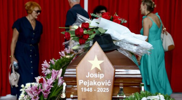 23.07.2025., Sarajevo, Bosna i Hercegovina - Velikan bh. umjetnosti Josip Pejakovic danas je na gradskom groblju Bare ispracen na vjecni pocinak. Photo: Armin Durgut/PIXSELL