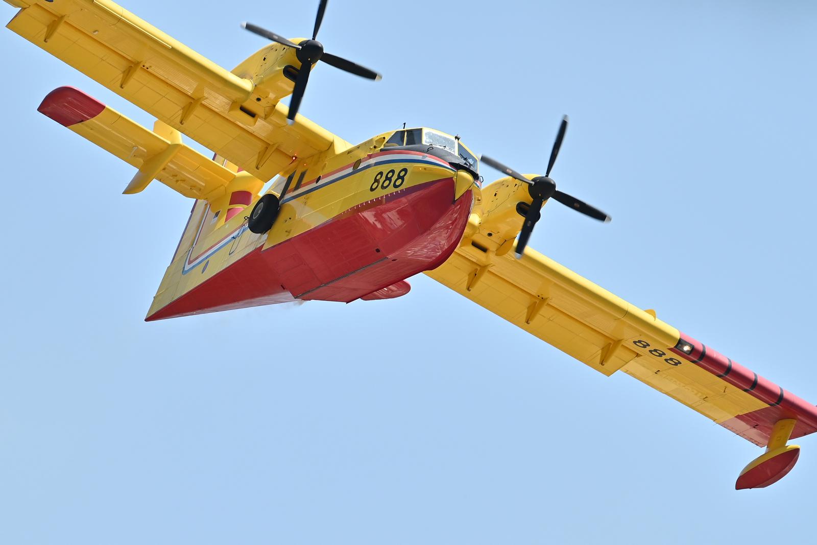 24.06.2025., Makarska - Buknuo pozar na Velikom Brdu.  Photo: Matko Begovic/PIXSELL
