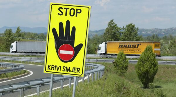 25.04.2017., Bregana - Tegljaci cekaju u koloni za prijelaz slovenske granice. r"nPhoto: Tomislav Miletic/PIXSELL