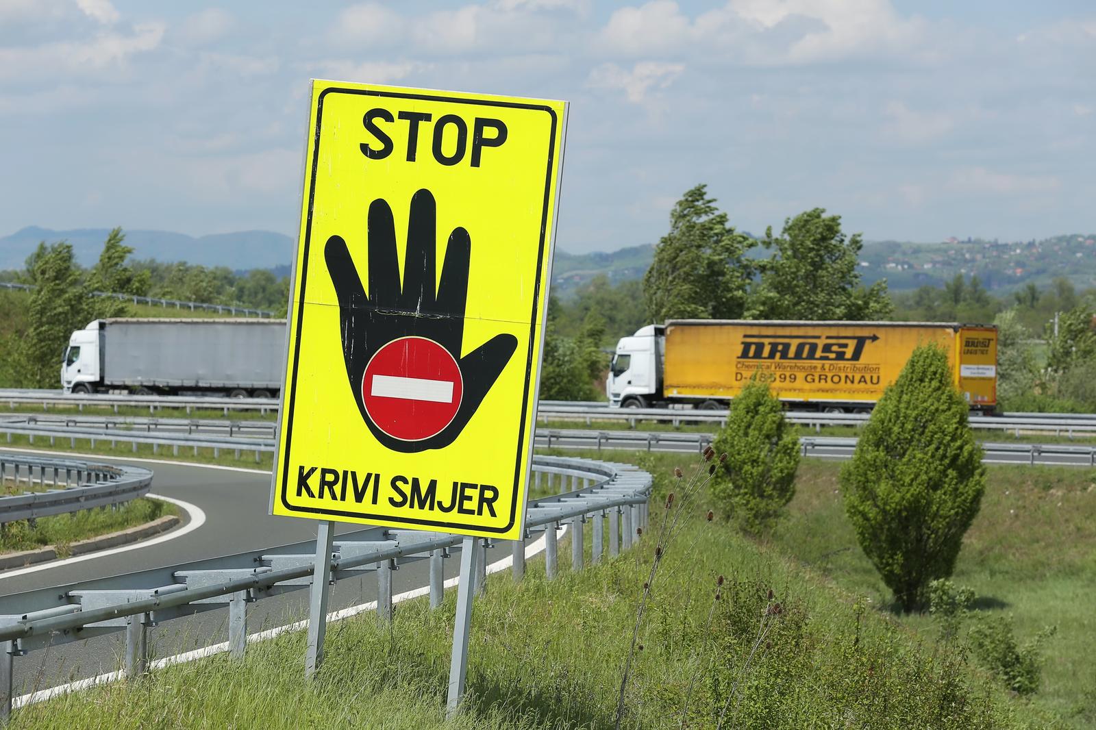 25.04.2017., Bregana - Tegljaci cekaju u koloni za prijelaz slovenske granice. r"nPhoto: Tomislav Miletic/PIXSELL