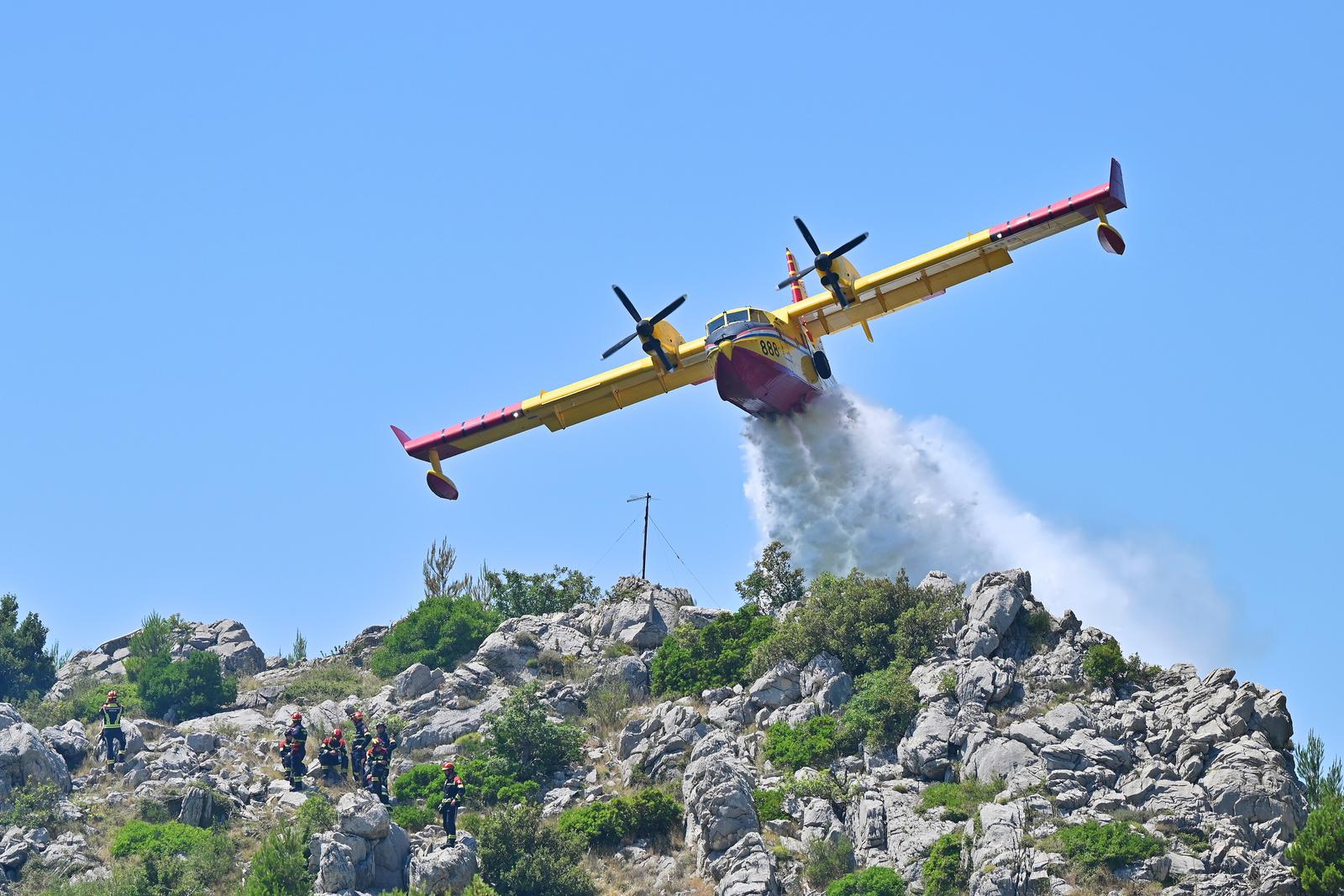 24.06.2025., Makarska - Buknuo pozar na Velikom Brdu.  Photo: Matko Begovic/PIXSELL Photo: Matko Begovic/PIXSELL