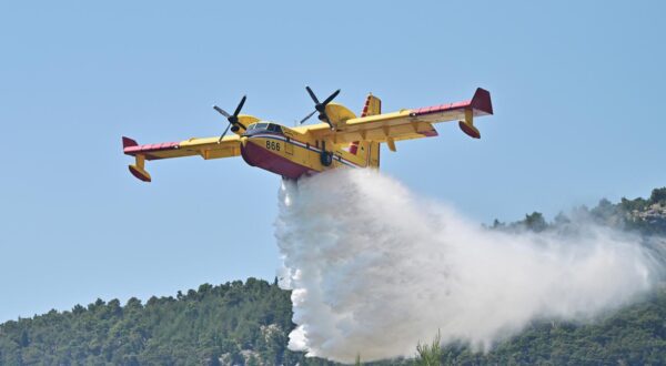 24.06.2025., Makarska - Buknuo pozar na Velikom Brdu.  Photo: Matko Begovic/PIXSELL Photo: Matko Begovic/PIXSELL