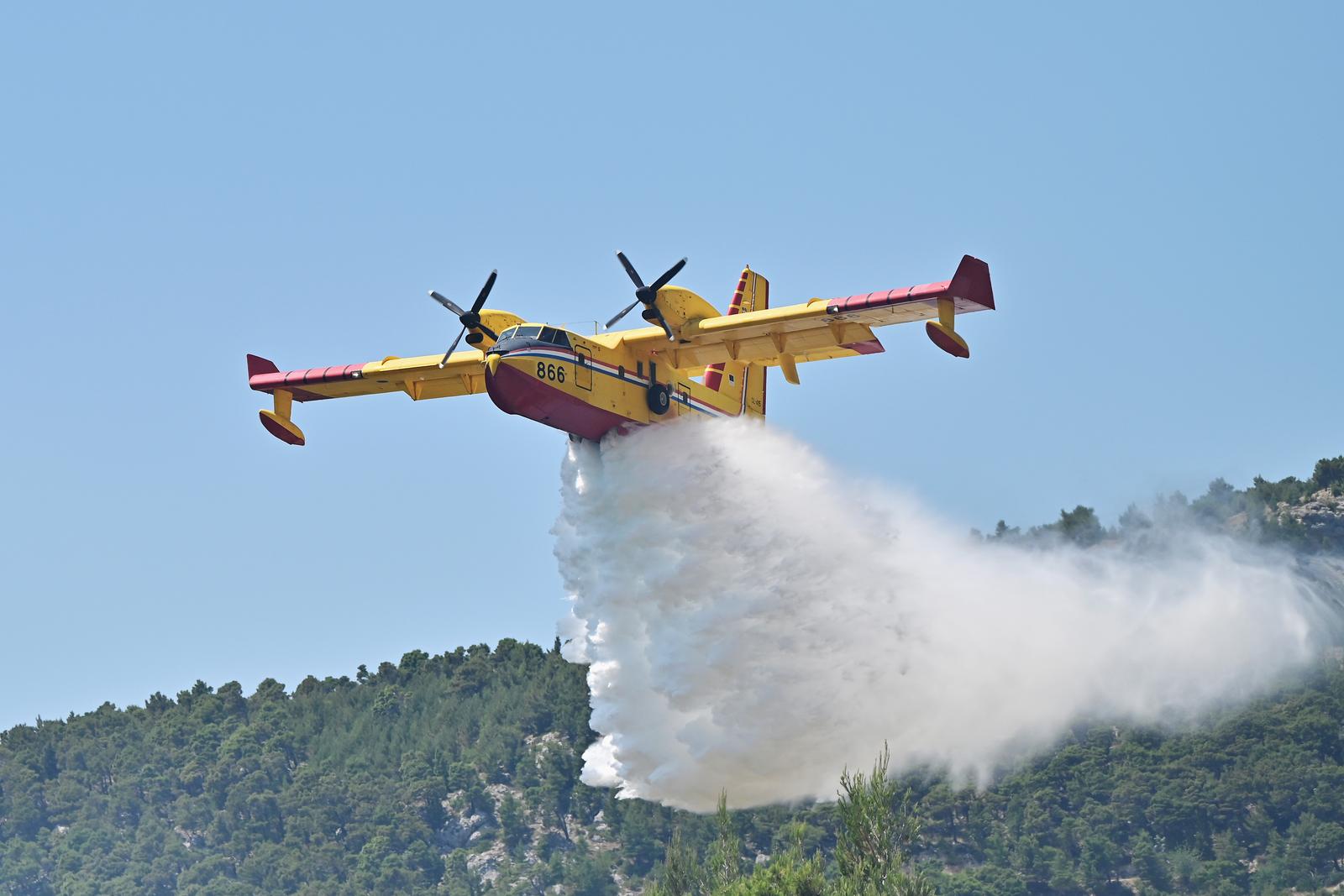24.06.2025., Makarska - Buknuo pozar na Velikom Brdu.  Photo: Matko Begovic/PIXSELL Photo: Matko Begovic/PIXSELL