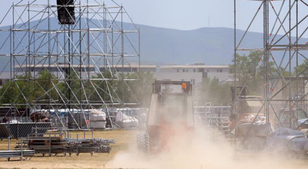 25.07.2025., Sinj - Na hipodromu traju intenzivne pripreme za koncert Thompsona u Sinju. Photo: Ivana Ivanovic/PIXSELL