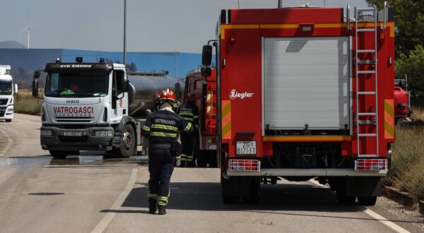 25.07.2025., Sibenik - Oko podneva je buknuo veliki pozar u industrijskoj zoni Podi. Do pozara je doslo prilikom izvodjenja gradjevinskih radova mehanizacijom. Uz JVP Sibenik u gasenju sudjeluju i kanaderi. HAK je izvjestio kako je na toj dionici prekinut promet. Photo: Dusko Jaramaz/PIXSELL