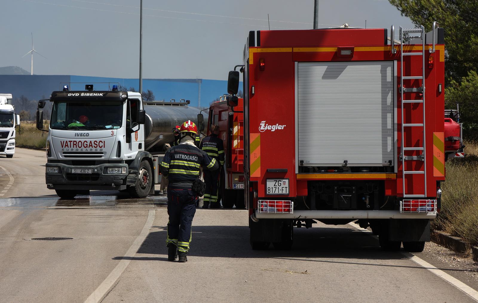 25.07.2025., Sibenik - Oko podneva je buknuo veliki pozar u industrijskoj zoni Podi. Do pozara je doslo prilikom izvodjenja gradjevinskih radova mehanizacijom. Uz JVP Sibenik u gasenju sudjeluju i kanaderi. HAK je izvjestio kako je na toj dionici prekinut promet. Photo: Dusko Jaramaz/PIXSELL