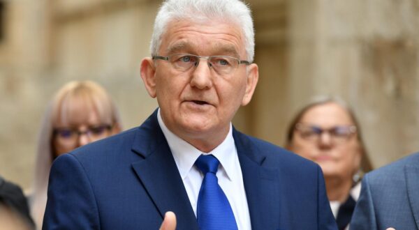 26.03.2025., Sibenik - Konferencija za medije MOST-a BUZ-a na kojoj su govorili saborski zastupnik Ivica Ledenko i Milivoj Spika, predsjednik stranke Blok umirovljenici zajedno.  Photo: Hrvoje Jelavic/PIXSELL