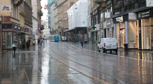 26.07.2025., Zagreb - Iznenadni pljusak, promjena vremena i zahladnjenje iznenadila je gradjane u Zagrebu. Photo: Marko Seper/PIXSELL