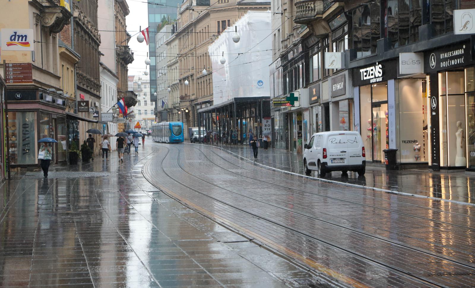 26.07.2025., Zagreb - Iznenadni pljusak, promjena vremena i zahladnjenje iznenadila je gradjane u Zagrebu. Photo: Marko Seper/PIXSELL