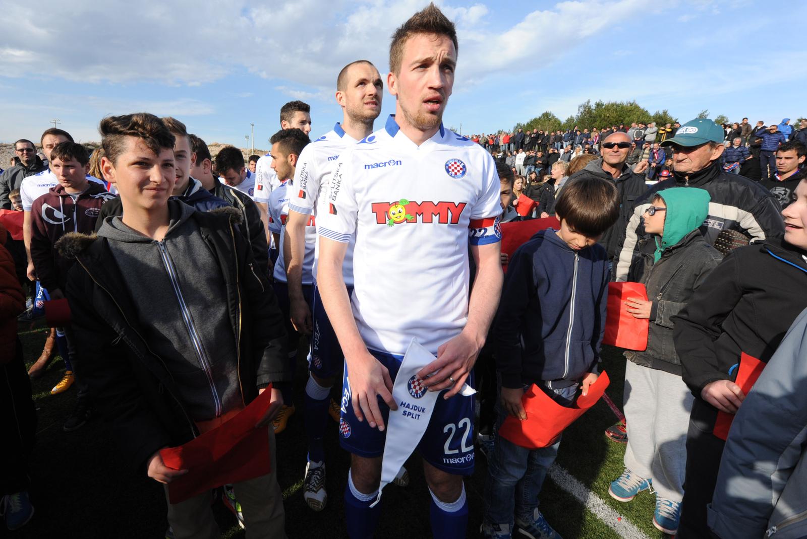 27.03.2015., Vodice - Nogometasi Hajduka i Vodica odigrali humanitarnu utakmicu za pomoc Zrinskom Sprljanu, mladom Vodicaninu koji je u procesu rehabilitacije od teske bolesti."nPhoto: Hrvoje Jelavic/PIXSELL