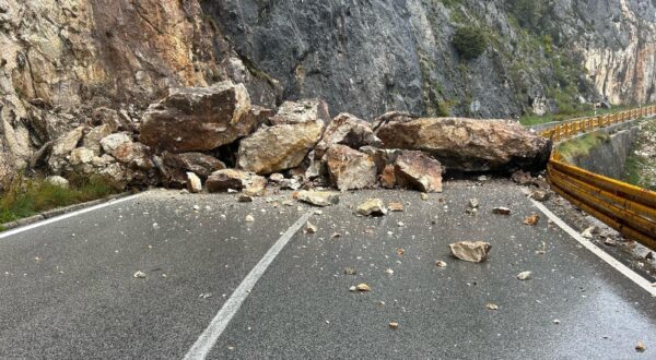 27.03.2025., Makarska - Zbog odrona na prevoju Stupica za sav promet je zatvorena cesta Makarska -Vrgorac. Velika hrpa kamenja pala je na kolnik ispred tunela Stupica. Photo: Jure Divic/PIXSELL