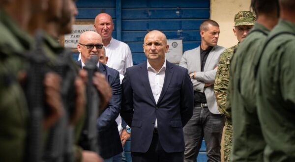 28.07.2025., Velika Gorica - Potpredsjednik Vlade Republike Hrvatske i ministar obrane Ivan Anusic zajedno s nacelnikom Glavnog stozera Oruzanih snaga RH general-pukovnikom Tihomirom Kundidom obisao je pripadnike pjesackih postroja Hrvatske vojske koji se pripremaju za nadolazeci mimohod u vojarni Pukovnik Marko Zivkovic na Plesu. Photo: Neva Zganec/PIXSELL