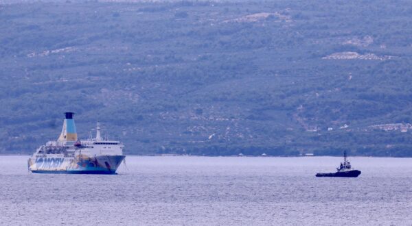29.07.2025., Split - Stari talijanski brod Moby Drea, koji godinama nije bio u komercijalnoj upotrebi,  na putu je prema splitskom brodogradilistu Brodosplit. Photo: Ivo Cagalj/PIXSELL