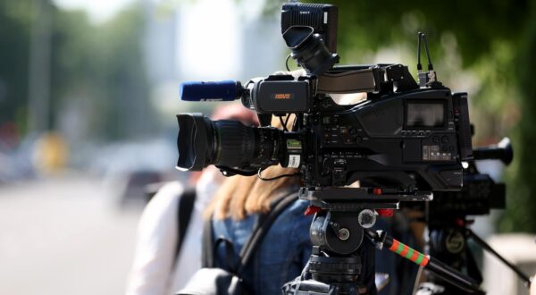30.04.2025., Zagreb - Predstavnici medija ispred Hipodroma protiv čijeg je ravnatelja podnesena kaznena prijava Photo: Igor Kralj/PIXSELL