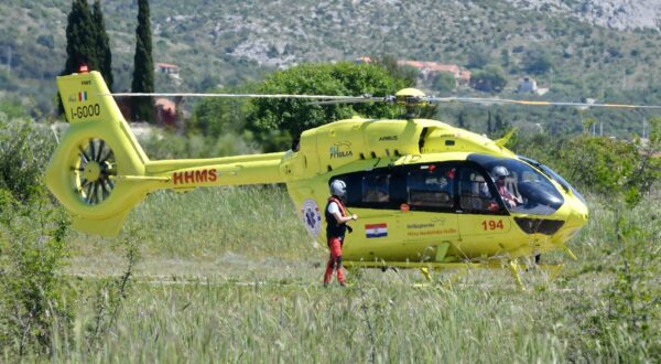 30.04.2025., Sibenik - Helikopterske hitne medicinske sluzbe svakodnevno obavljaju prevoz pacijenata. Prevoz hitnog pacijenta iz Sibenika. Photo: Hrvoje Jelavic/PIXSELL