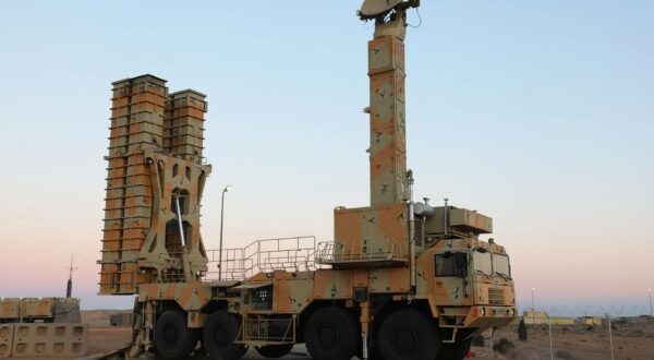 Iran showcased its military capabilities through a high-profile drill, featuring both the Russian S-300 and its domestically produced Bavar-373 air defense systems. This demonstration served as a pointed message to Israel, signaling Tehran’s ability to secure its airspace despite the October Israeli airstrikes that, according to Israeli officials, inflicted significant damage on Iran’s defensive infrastructure.The exercise’s timing was deliberate, occurring just one day after Israeli Prime Minister Benjamin Netanyahu met with U.S. President Donald Trump to discuss Tehran’s nuclear ambitions and regional influence. Both leaders reaffirmed their hardline stance, vowing to prevent Iran from obtaining nuclear weapons. President Trump reinforced his “maximum pressure” strategy, focusing on crippling Iran’s economy by targeting its oil exports.Iran, February 05, 2025, Photo by SalamPix/ABACAPRESS.COM Photo: Iran air defense systems