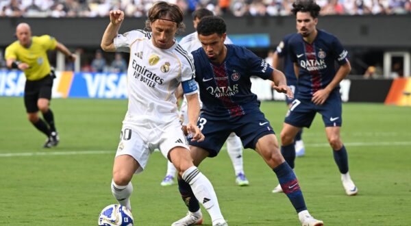 09 July 2025, USA, East Rutherford: Soccer: Club World Cup, Paris Saint-Germain - Real Madrid, final round, semi-final, MetLife Stadium, Madrid's Luka Modric and PSG's Warren Zaire-Emery (r) fight for the ball. Photo: Sven Hoppe/dpa Photo: Sven Hoppe/DPA