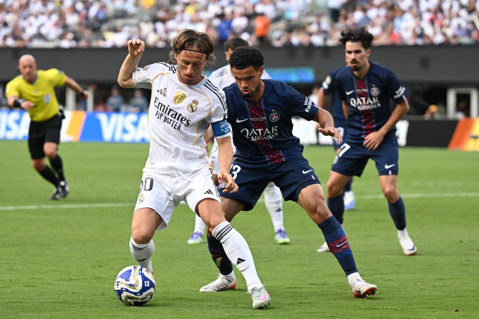 09 July 2025, USA, East Rutherford: Soccer: Club World Cup, Paris Saint-Germain - Real Madrid, final round, semi-final, MetLife Stadium, Madrid's Luka Modric and PSG's Warren Zaire-Emery (r) fight for the ball. Photo: Sven Hoppe/dpa Photo: Sven Hoppe/DPA