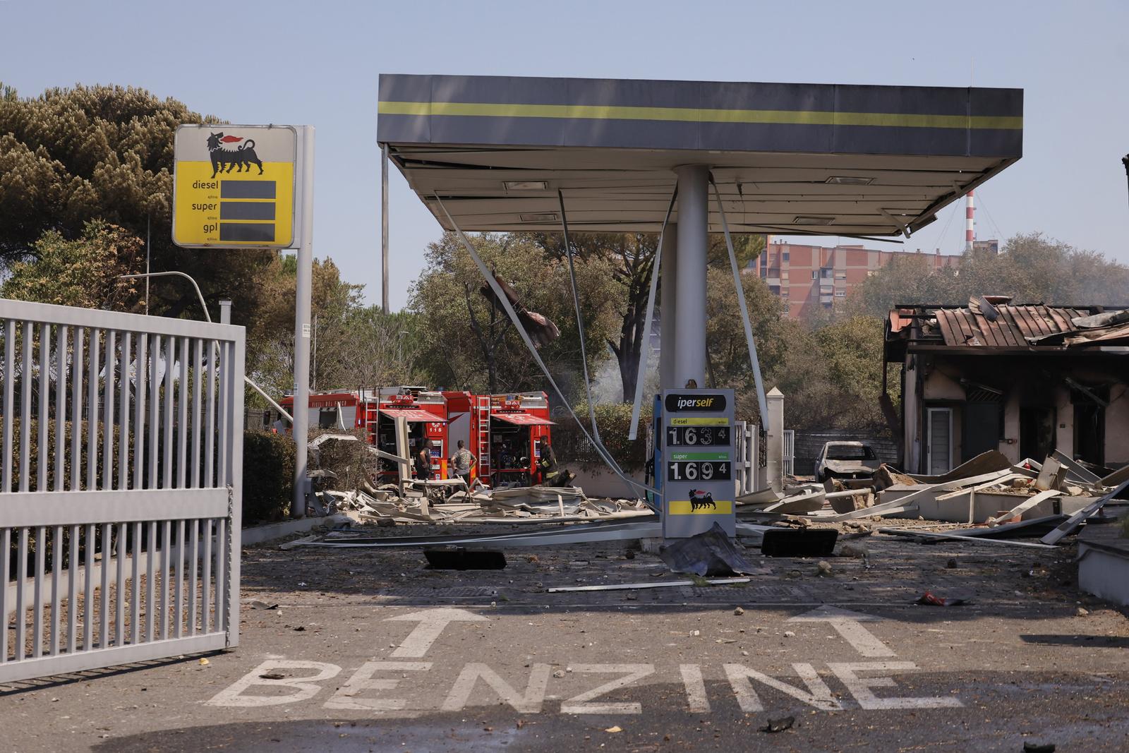 04.07.2025, Rome, ITA, Rom, Verletzte nach Explosion von Tankstelle, im Bild Übersicht // Overview during a firefighting operation after an Accident at a gas station in via dei Gordiani, Prenestino district, caused an explosion and a loud bang heard in many neighborhoods of the capital. Rome, Italy on 2025/07/04. EXPA Pictures © 2025, PhotoCredit: EXPA/ laPresse/ Cecilia Fabiano
 
 *****ATTENTION - for AUT, SUI, CRO, SLO only***** Photo: EXPA/ laPresse/ Cecilia Fabiano/EXPA