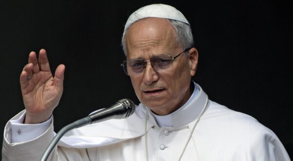 **NO LIBRI** Italy, Castel Gandolfo , Vatican, 2025/7/13 Pope Leo XIV addresses the crowd for the Angelus prayer in Piazza della Liberta (Liberty Square) in front of Palazzo Apostolico (Apostolic Palace) in the summer papal estate in Castel Gandolfo, 40 km southeast of Rome, ,   Photograph by ALESSIA GIULIANI  / Catholic Press Photo Photo: ALESSIA GIULIANI  / Catholic Press Photo / ipa-agency.net/IPA