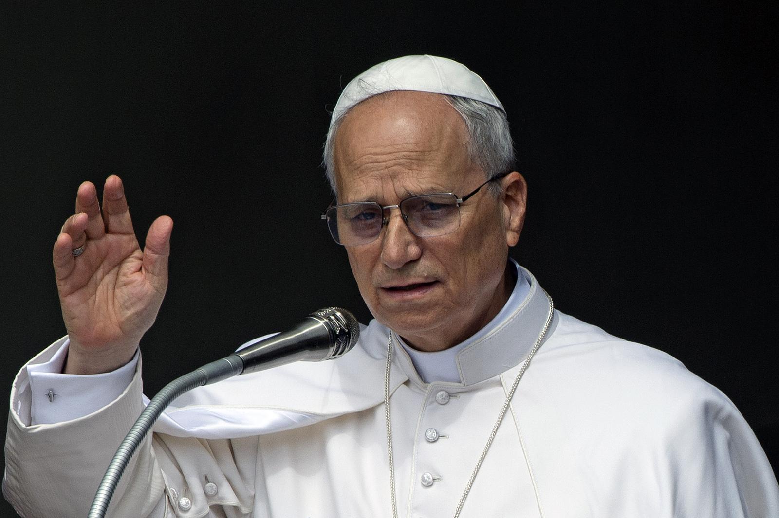 **NO LIBRI** Italy, Castel Gandolfo , Vatican, 2025/7/13 Pope Leo XIV addresses the crowd for the Angelus prayer in Piazza della Liberta (Liberty Square) in front of Palazzo Apostolico (Apostolic Palace) in the summer papal estate in Castel Gandolfo, 40 km southeast of Rome, ,   Photograph by ALESSIA GIULIANI  / Catholic Press Photo Photo: ALESSIA GIULIANI  / Catholic Press Photo / ipa-agency.net/IPA