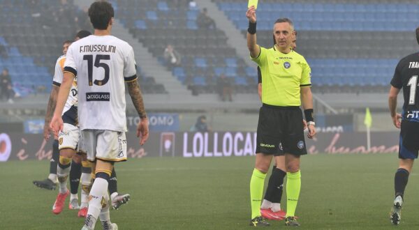 The referee Gianluca Aureliano shows yellow card to Romano Floriani Mussolini (Juve Stabia)  during  AC Pisa vs SS Juve Stabia, Italian soccer Serie B match in Pisa, Italy, February 22 2025 Photo: Gabriele Masotti/IPA Sport / ipa-agency.net/IPA