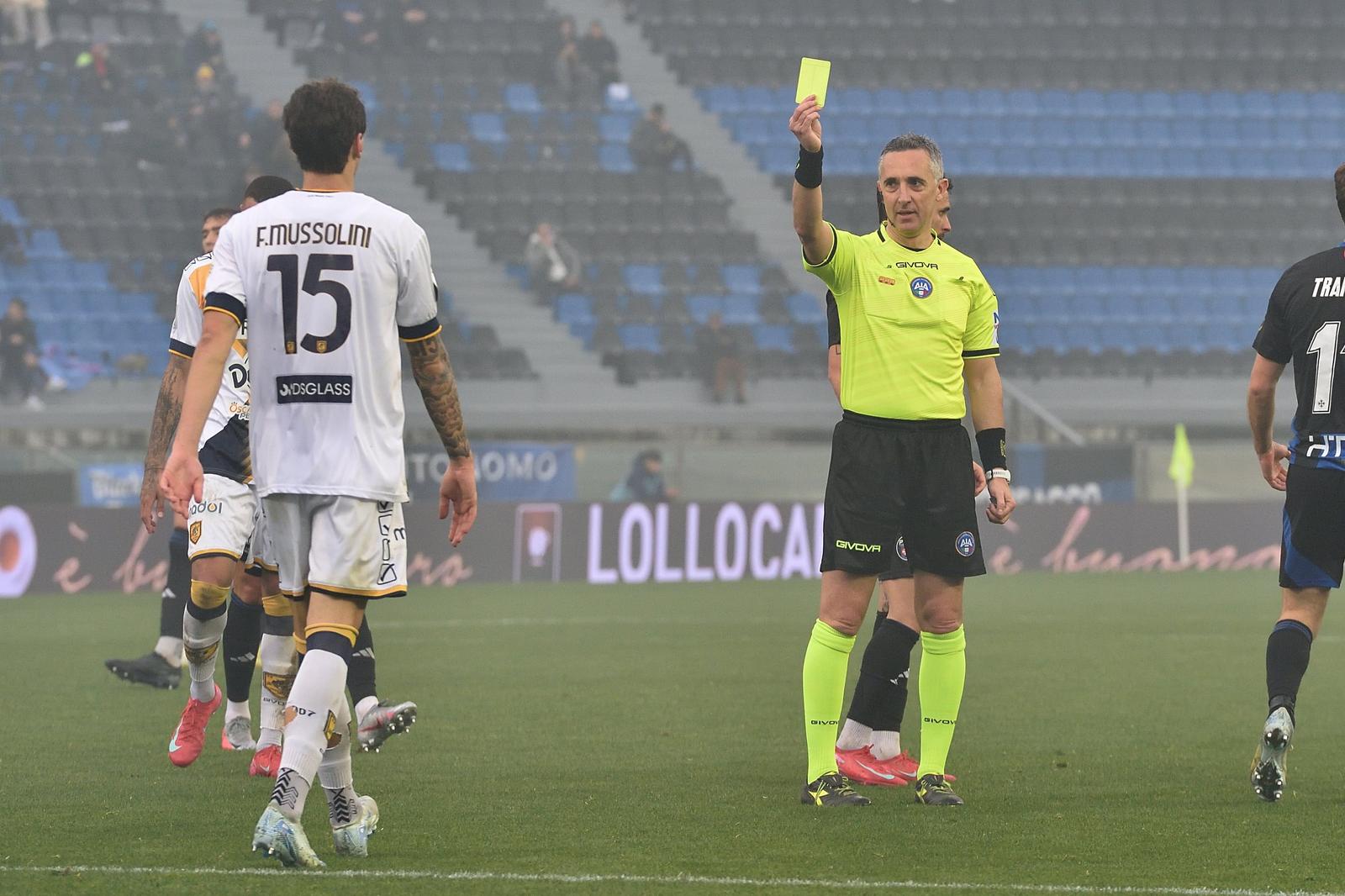 The referee Gianluca Aureliano shows yellow card to Romano Floriani Mussolini (Juve Stabia)  during  AC Pisa vs SS Juve Stabia, Italian soccer Serie B match in Pisa, Italy, February 22 2025 Photo: Gabriele Masotti/IPA Sport / ipa-agency.net/IPA