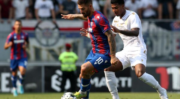 GUIMARAES, PORTUGAL - AUGUST 10: Marko Livaja of HNK Hajduk Split competes for the ball with Matheus Pains of Vitoria SC ,during the UEFA Europa Conference League 2022/23 Third Qualifying Round Second Leg match between Vitoria SC v HNK Hajduk Split at Estadio D. Afonso Henriques on August 10, 2022 in Guimaraes, Portugal. (Photo by MB Media) Photo: MB Media/WORLD BY PIXSELL