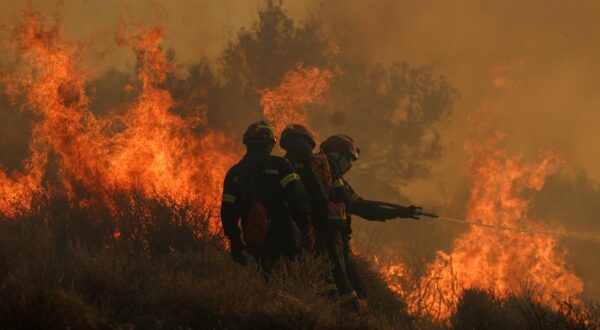 (250703) -- IERAPETRA (GREECE), July 3, 2025 (Xinhua) -- Firefighters battle the flames that keep burning forests and farmland near Ierapetra on the island of Crete, Greece, on July 3, 2025. Two major wildfires, one on the island of Crete and another near the port town of Rafina east of Athens, have forced the evacuation of more than 5,000 residents and tourists, Greek authorities said on Thursday. (Photo by Stefanos Repanis/Xinhua) Photo: Stefanos Repanis/XINHUA